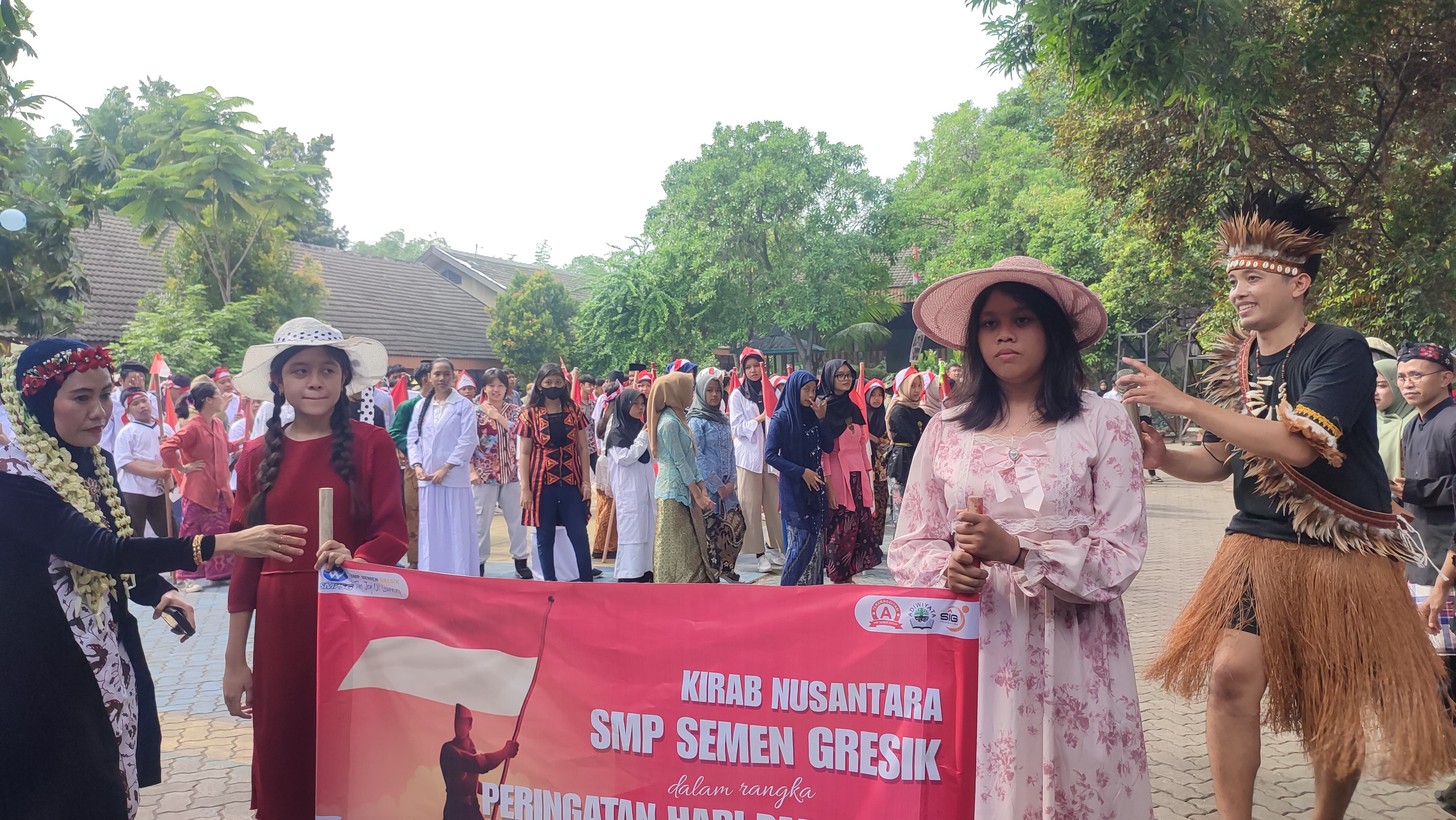 Siswa SMP Semen Gresik antusias mengikuti kirab memperingati hari pahlawan.
