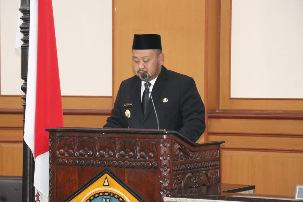 PENYAMPAIAN : Bupati Gresik, Fandi Akhmad Yani saat penyampaian RAPBD tahun 2026 saat Rapat Paripurna di DPRD Gresik.