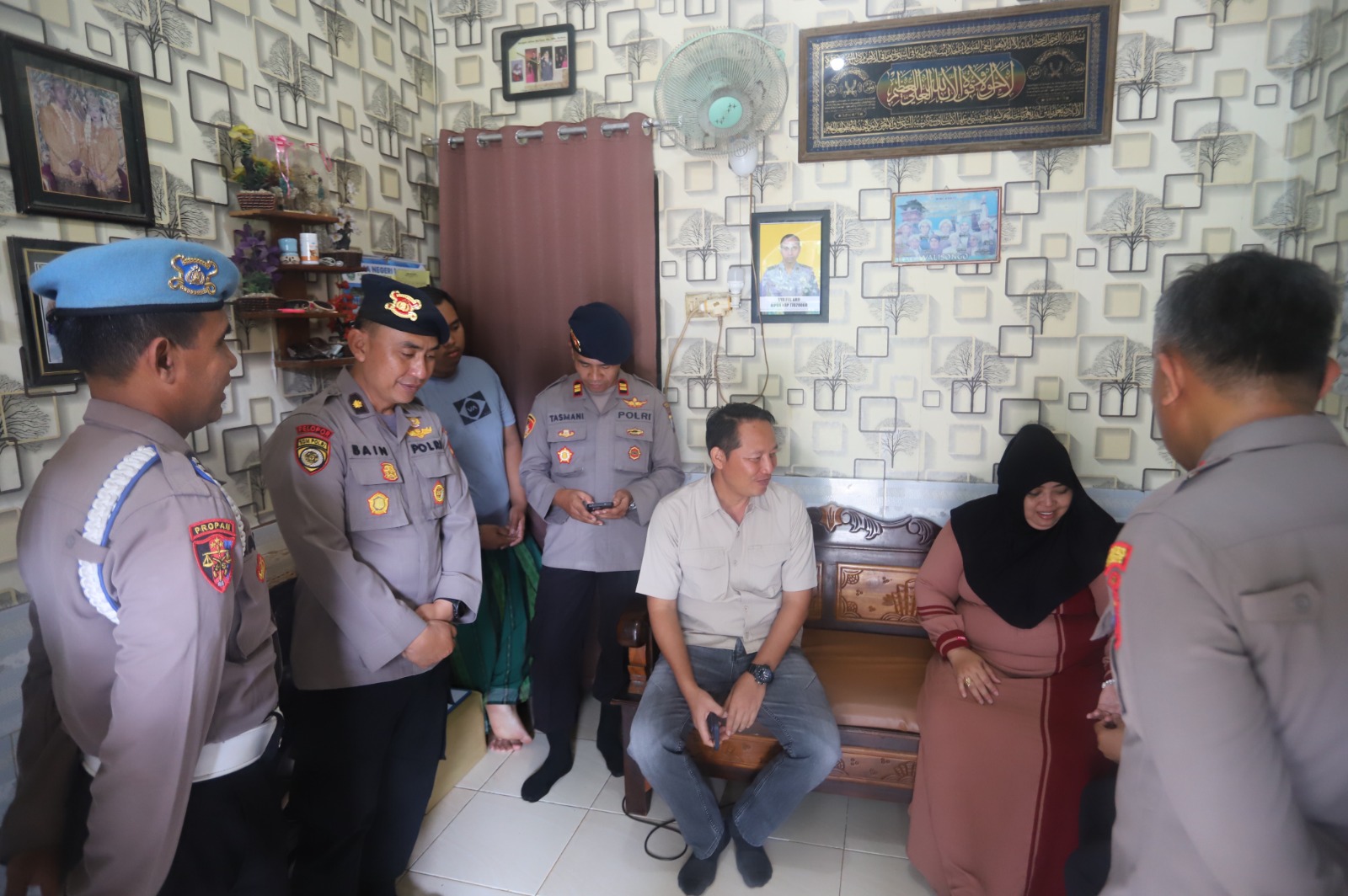 ANJANGSANA : Anggota Polres Gresik saat melakukan anjangsana ke Purnawirawan Brimob di Kabupaten Gresik.