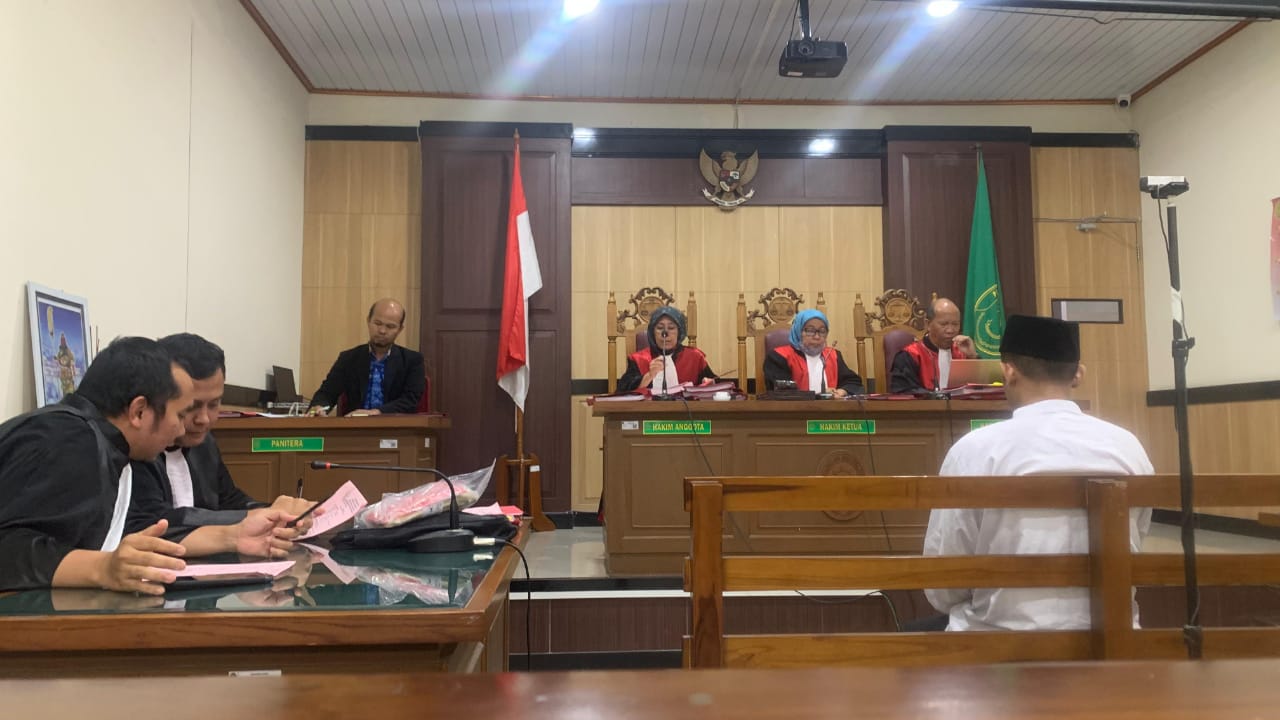 DISIDANG: Terdakwa perkara pembunuhan Ahmad Midhol saat menjalani sidang Dakwaan di Pengadilan Negeri (PN) Gresik.