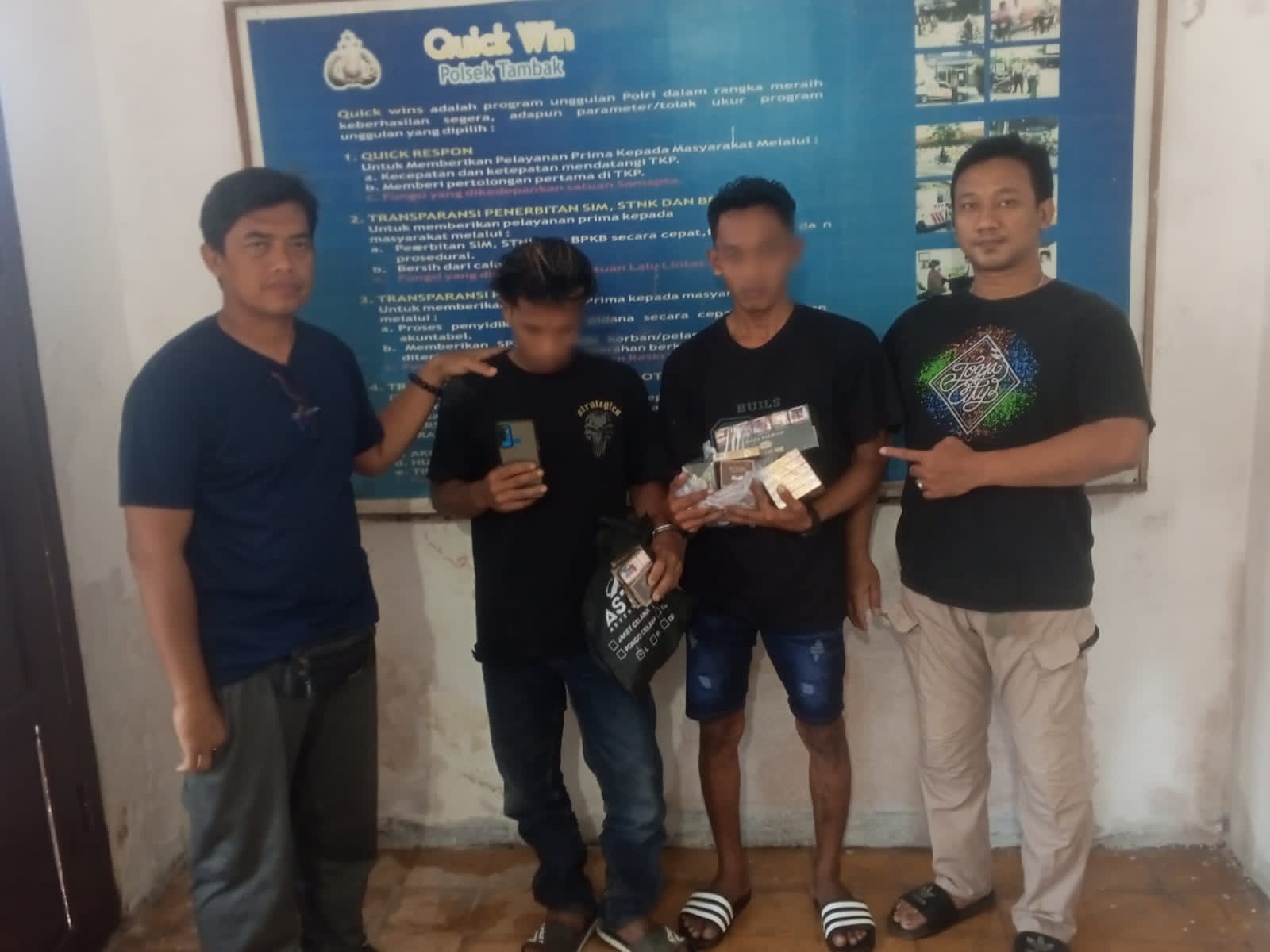 DIAMANKAN: Kedua tersangka Mohammad Risno dan Saiful Bahri saat diamankan oleh anggota Reskrim Polsek Tambak, Bawean, Gresik.