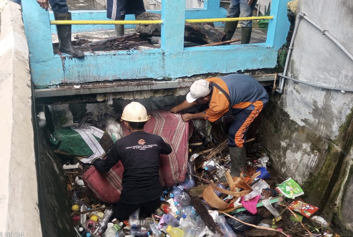 TEMUKAN: Petugas temukan sampah berupa sampah di saluran air.