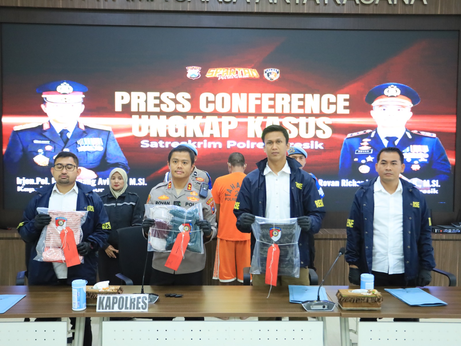 DIAMANKAN: Kapolres Gresik AKBP Rovan Richard Mahenu beserta jajaran Satreskrim Polres Gresik saat mengamankan Tersangka inisial FH di Mapolres Gresik.