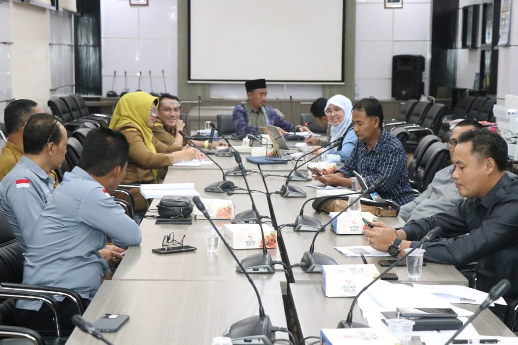RAPAT: Bapemperda DPRD Gresik finalisasi dua Ranperda saat rapat kemarin.