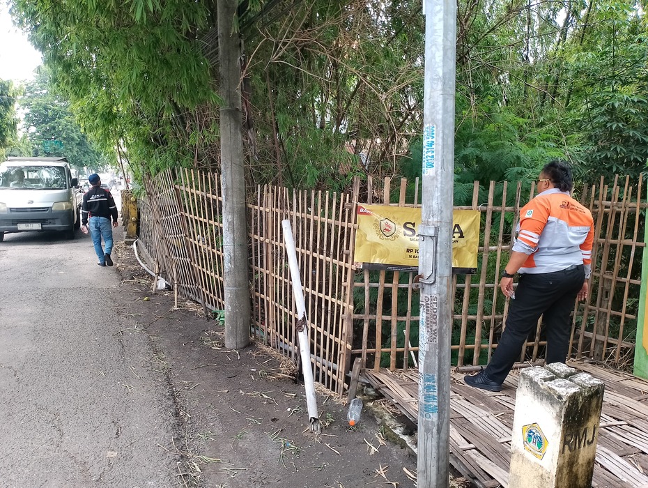 SURVEI: URC DPUTR Gresik melakukan survei TPT ambrol di Menganti Gresik.