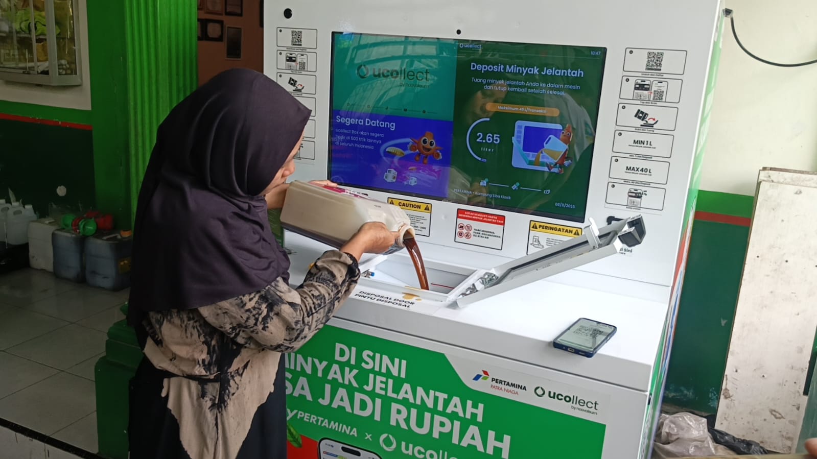 JELANTAH: Salah satu warga yang mengumpulkan minyak jelantah menjadi cuan.