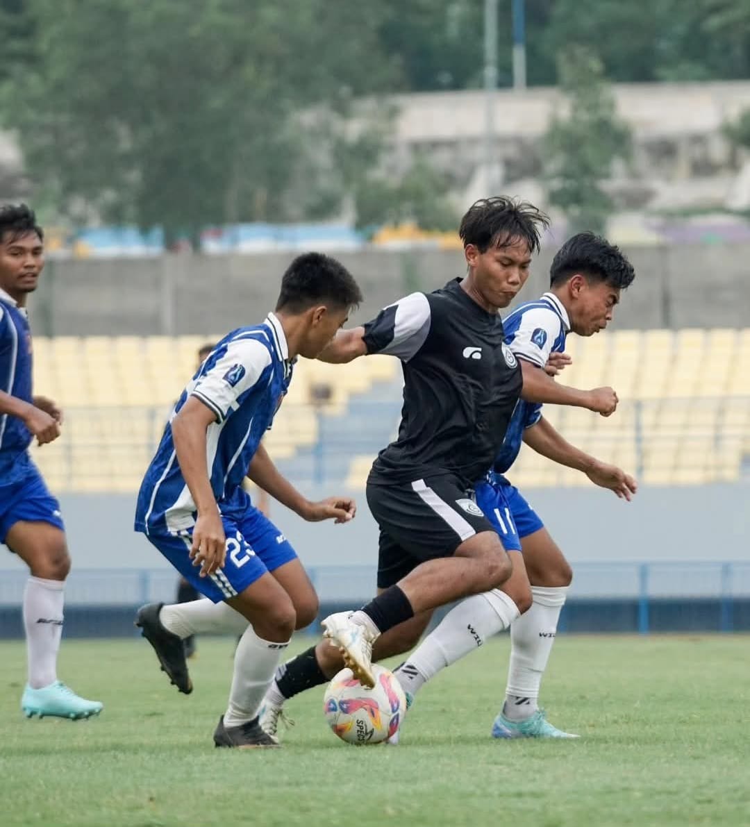 MEREBUT: Pemain Gresik United merebut bola dari pemain Persid Jember.