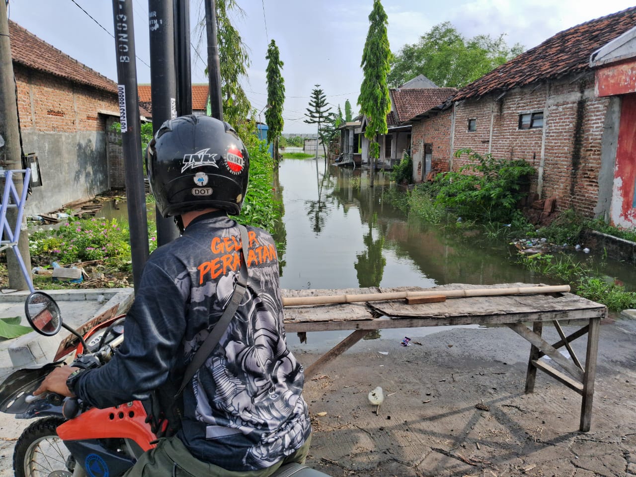 BANJIR: Tim BPBD saat meninjau lokasi banjir yang merendam beberapa desa di Gresik Selatan.