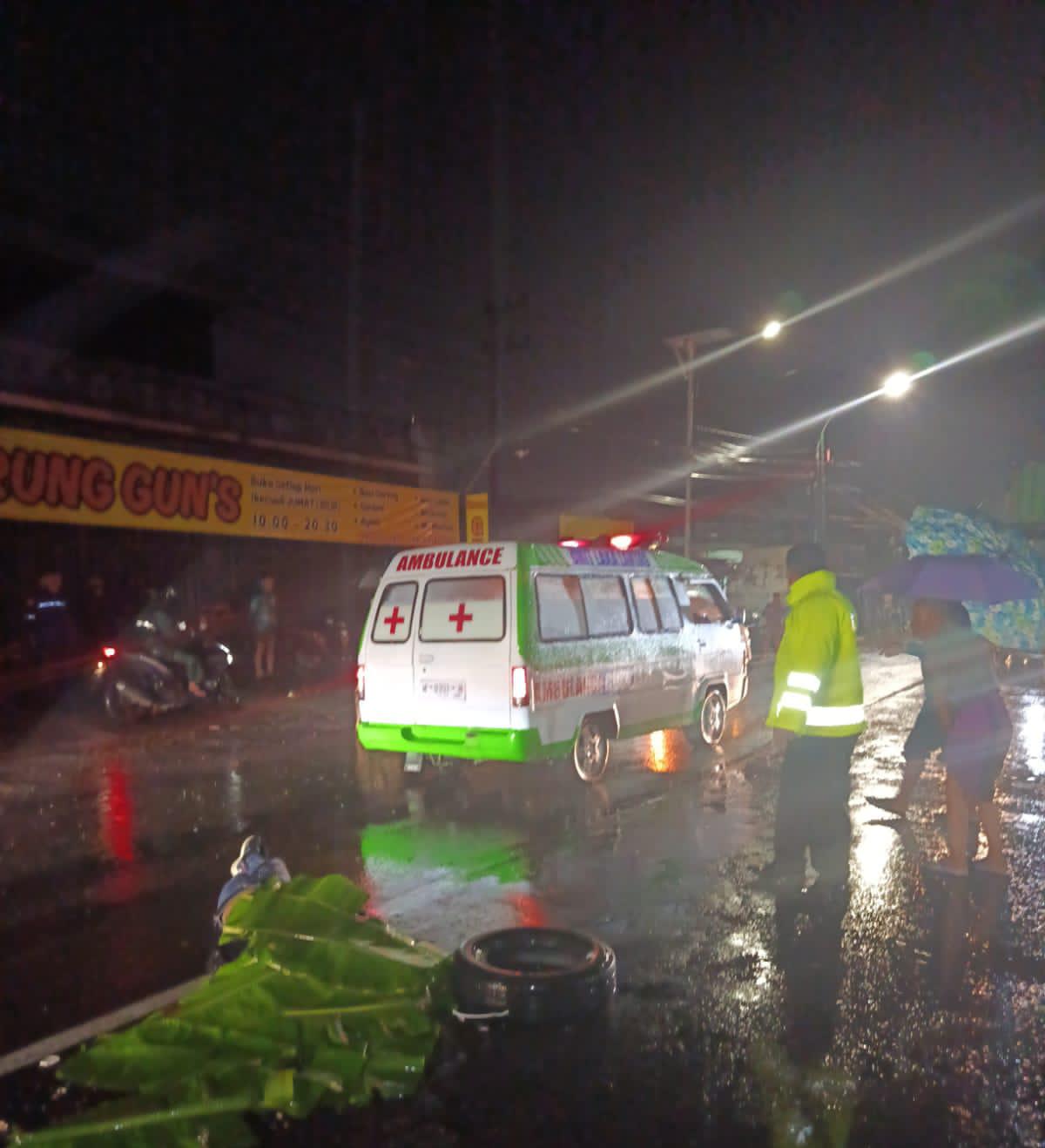 EVAKUASI: Petugas kepolisian saat melakukan olah TKP dan evakuasi korban kecelakaan di Jalan Raya Krikilan, Desa Krikilan, Kecamatan Driyorejo, Gresik.