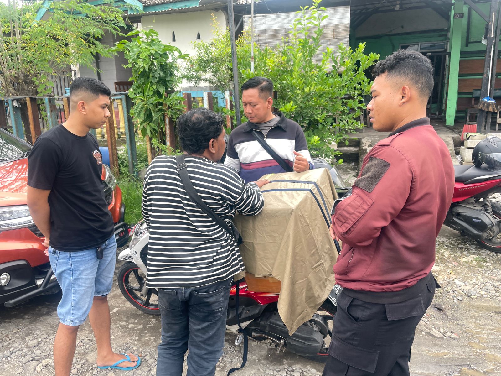 DITANGKAP: Unit Turjawali Satuan Samapta Polres Gresik saat mengamankan pelaku dugaan kasus peredaran miras di Desa Indro, Kecamatan Gresik, Kabupaten Gresik.