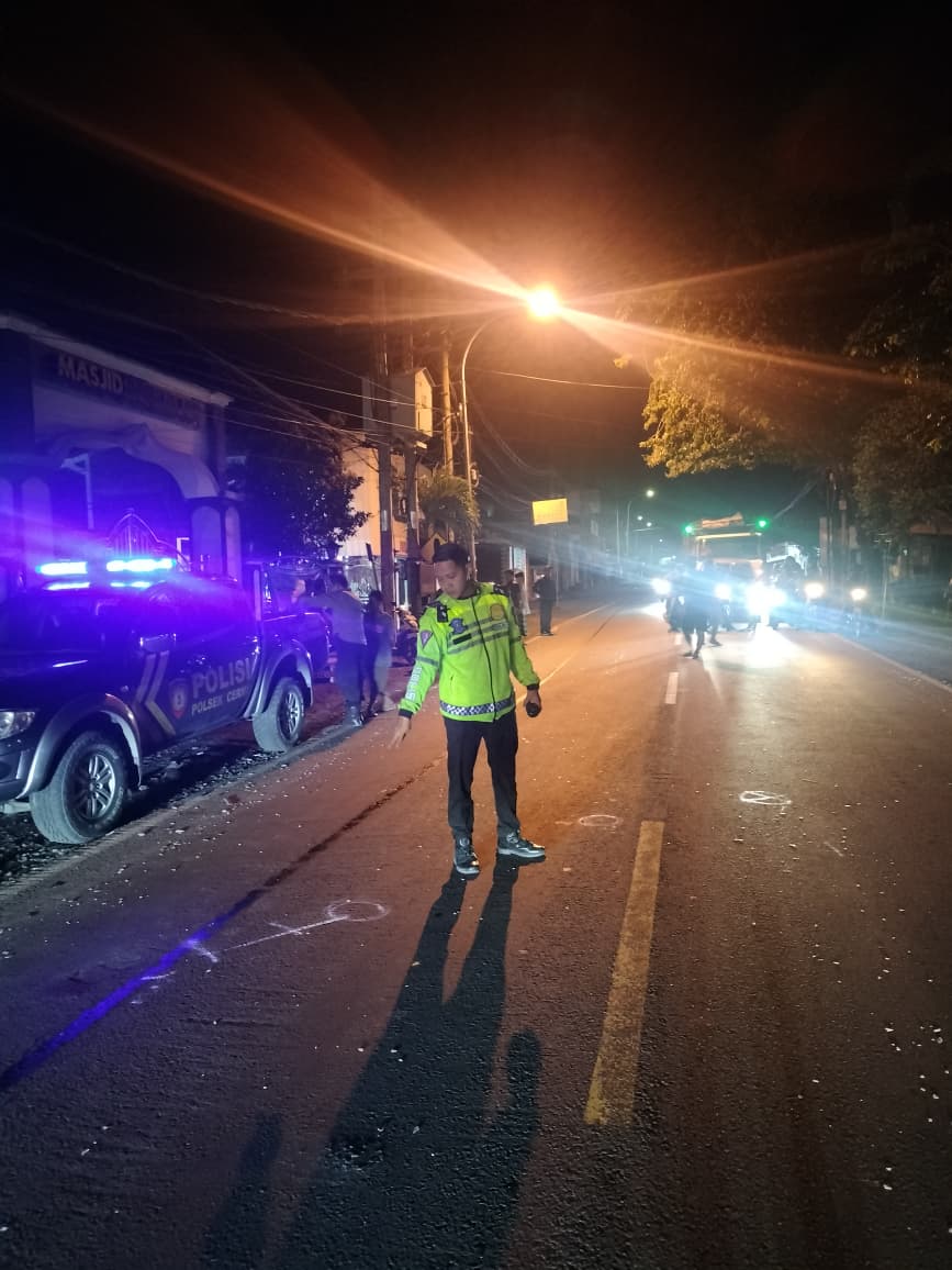 OLAH TKP: Anggota Unit Laka Satlantas Polres Gresik saat melakukan olah TKP kecelakaan maut di Jalan Raya Desa Cerme Kidul, Kecamatan Cerme, Gresik.