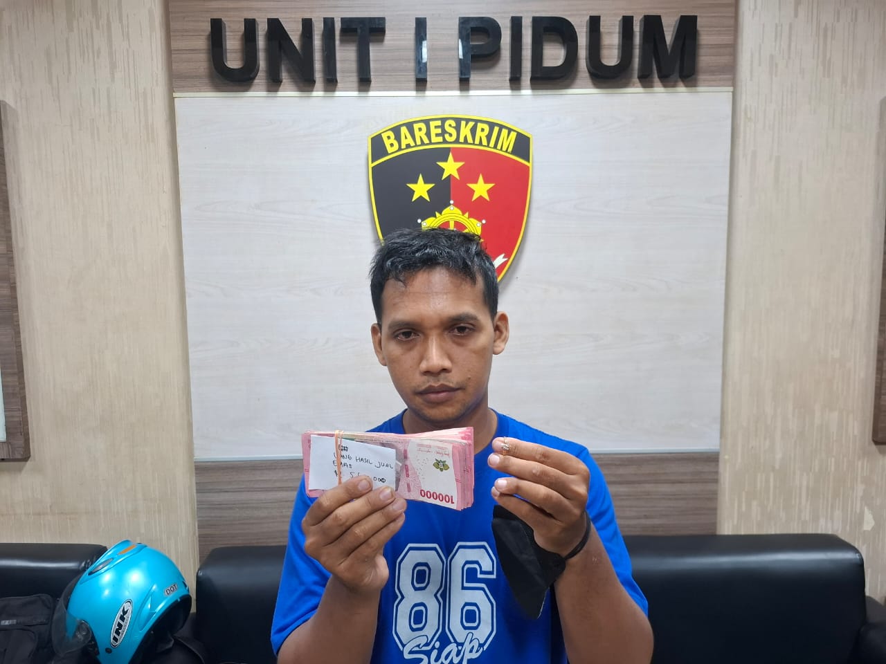 DIAMANKAN: Tersangka Sugiono saat diamankan di Mapolres Gresik.