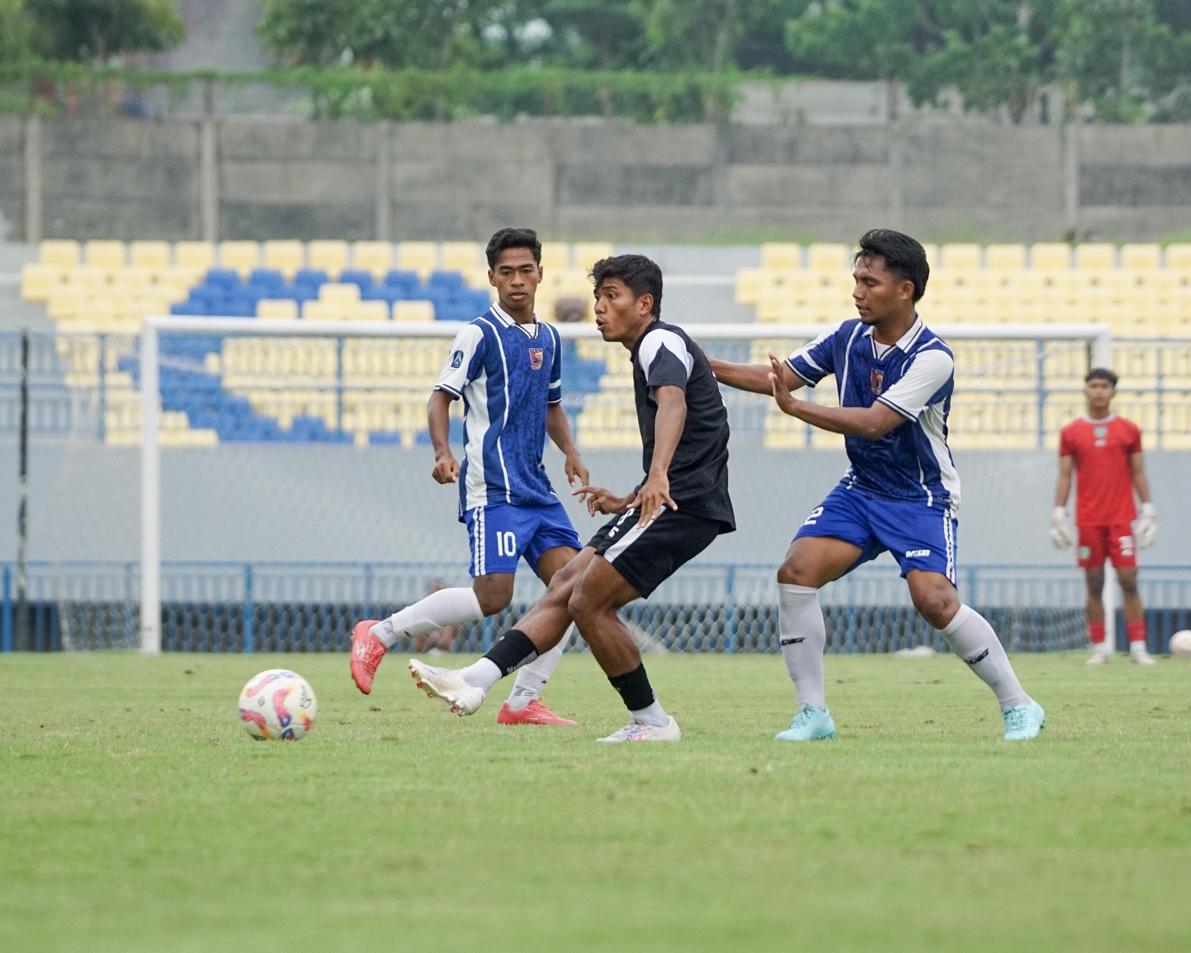 SEMANGAT: Para pemain Gresik United (GU) semangat saat latihan di Gejos.