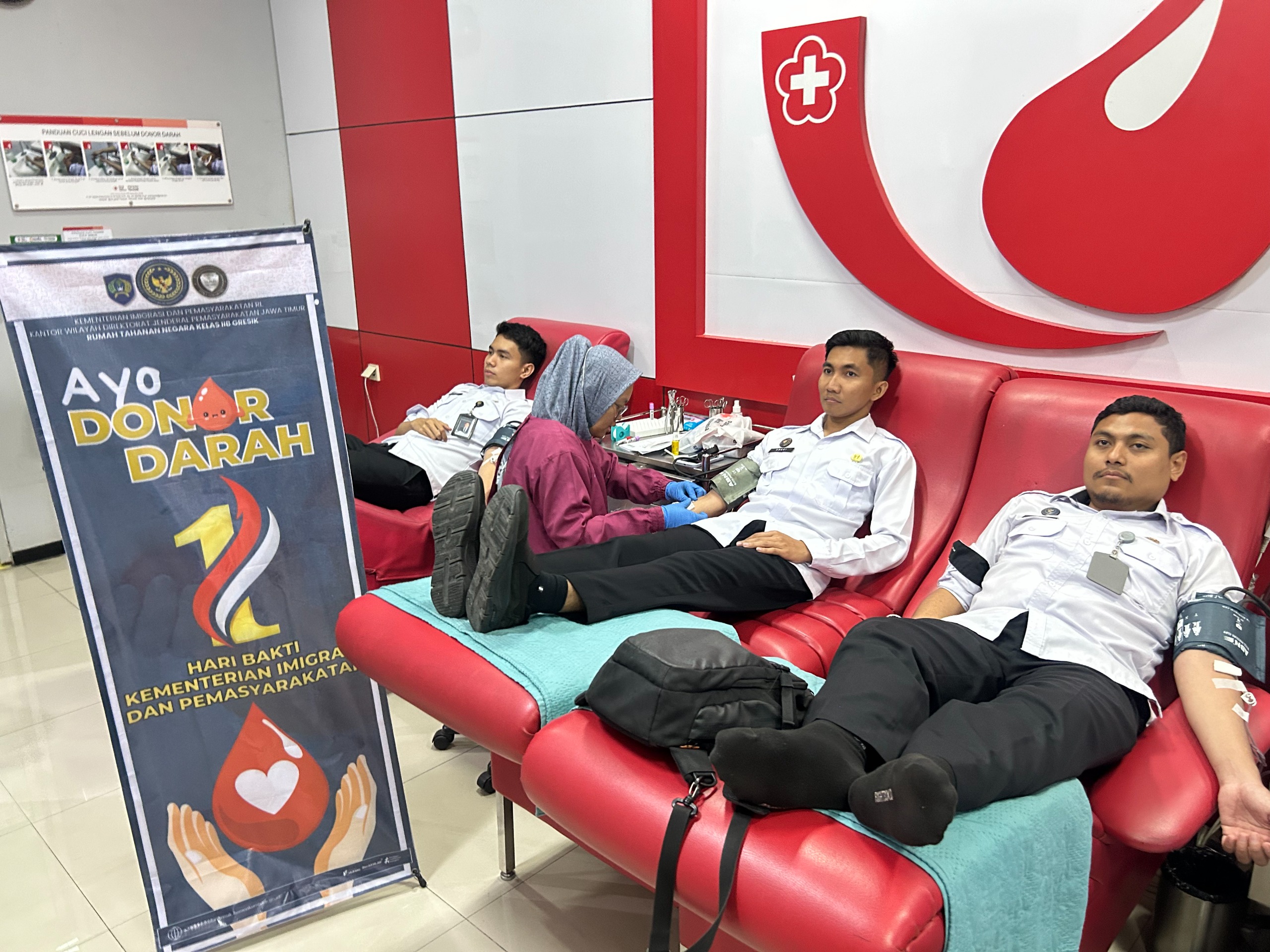 PEDULI: Petugas Rutan Kelas IIB Gresik saat mendonorkan darahnya di PMI Kabupaten Gresik untuk menyambut Hari Bakti Kemenimipas ke-1.