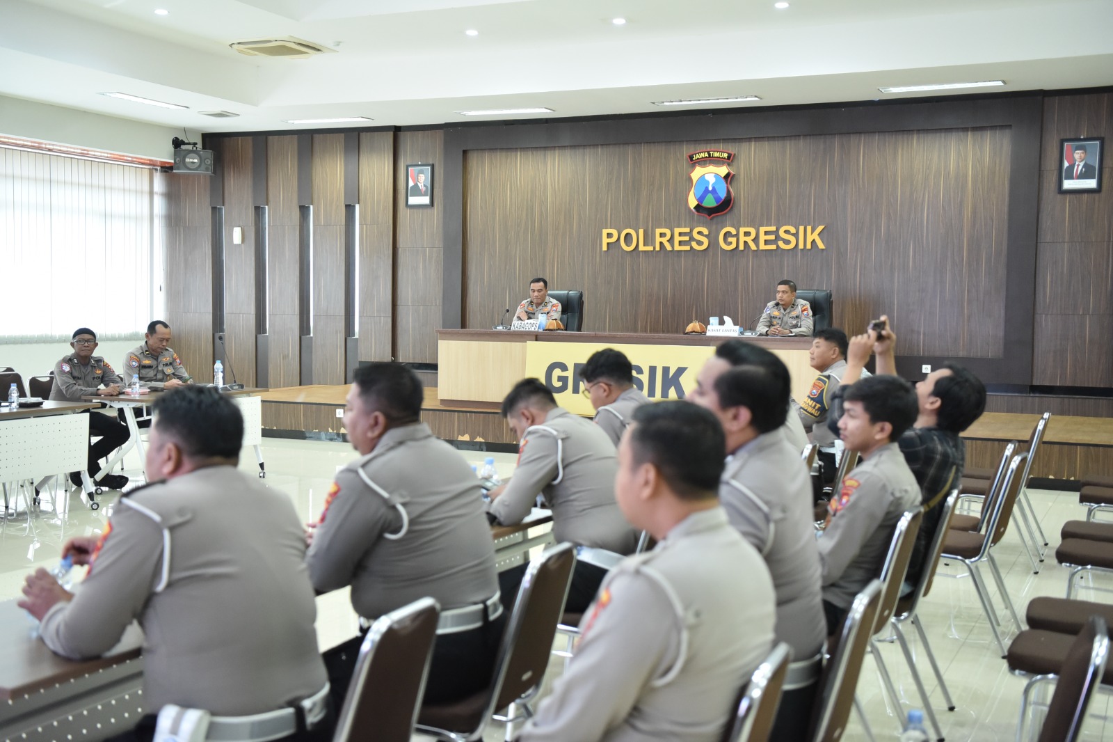 LATPRAOPS : Jajaran Polres Gresik saat menjalani rapat Lat Pra Ops Zebra Semeru 2025 di Mapolres Gresik.