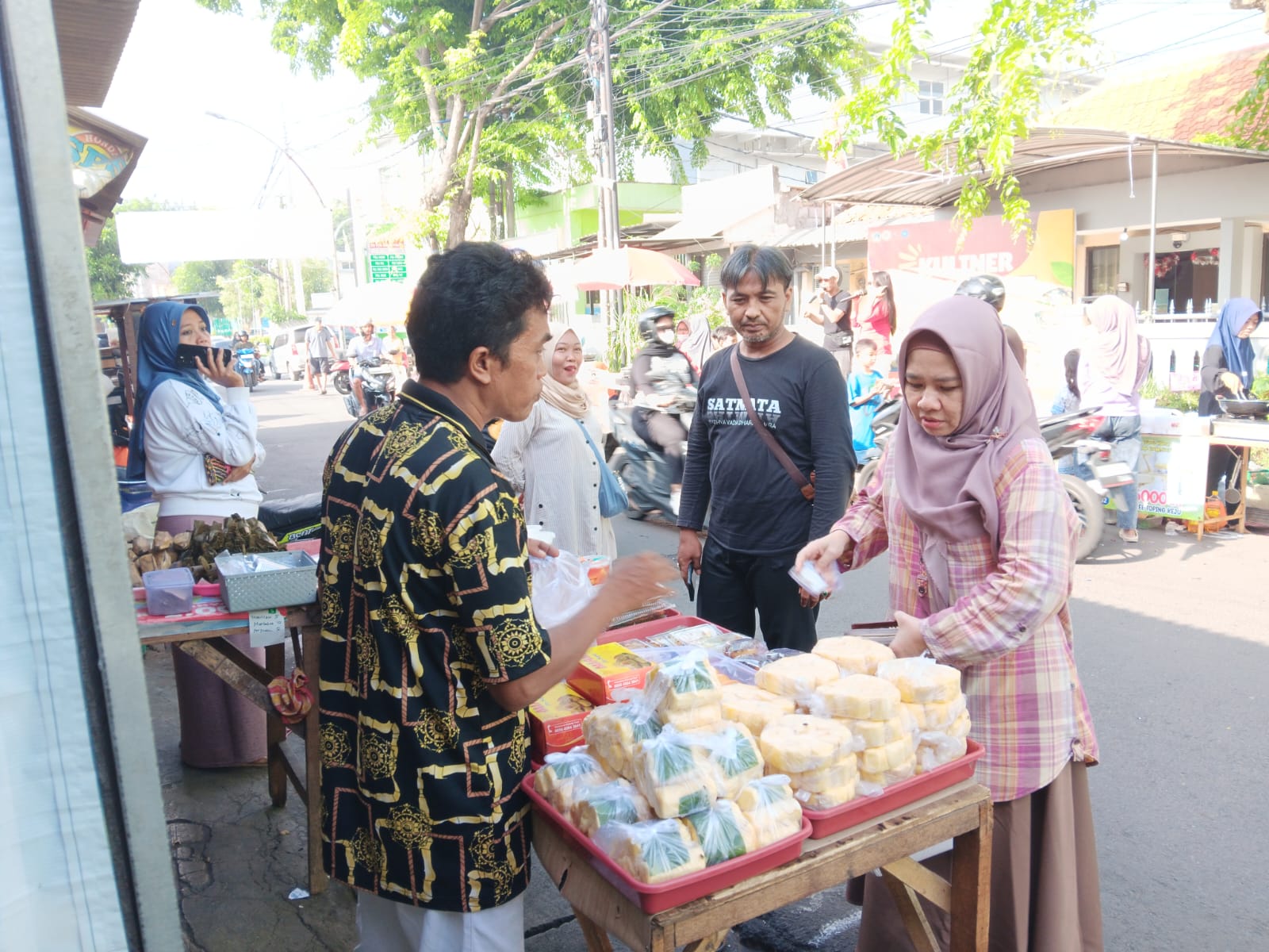 Pasar kuliner UMKM bertajuk Kuliner Jajan Trate digelar dua minggu sekali di depan kantor Kelurahan Trate.