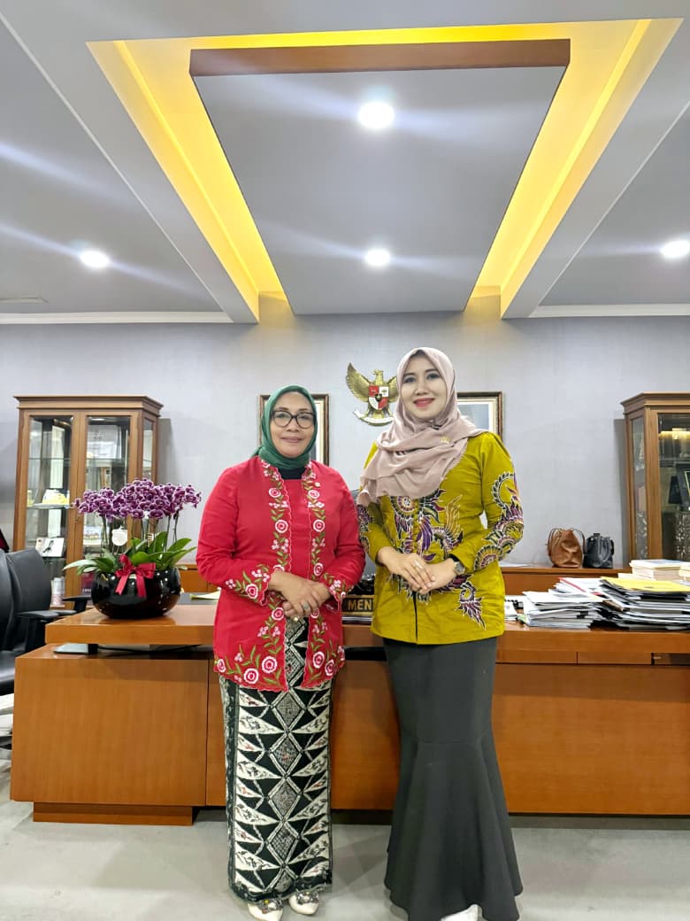 Ning Lia Istifhama bersama Menteri PPPA Arifah Fauzi