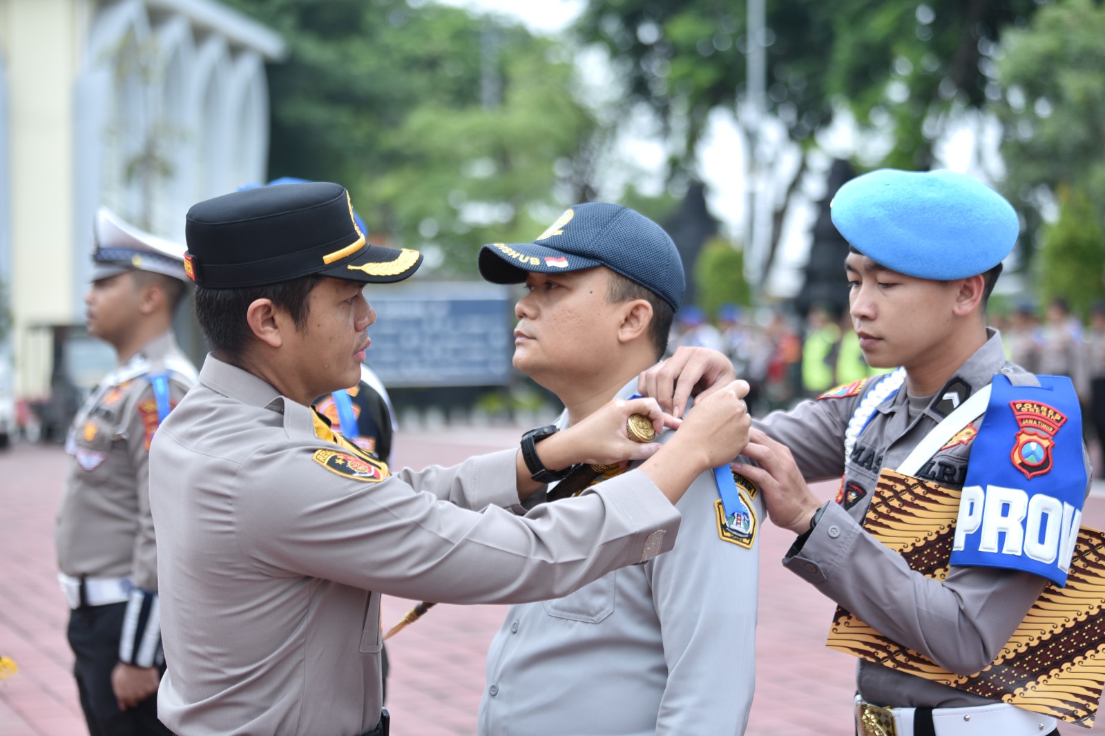 GELAR PASUKAN : Kapolres Gresik AKBP Rovan Richard Mahenu saat memimpin apel gelar Pasukan Operasi Zebra Semeru 2025 di halaman Mapolres Gresik.