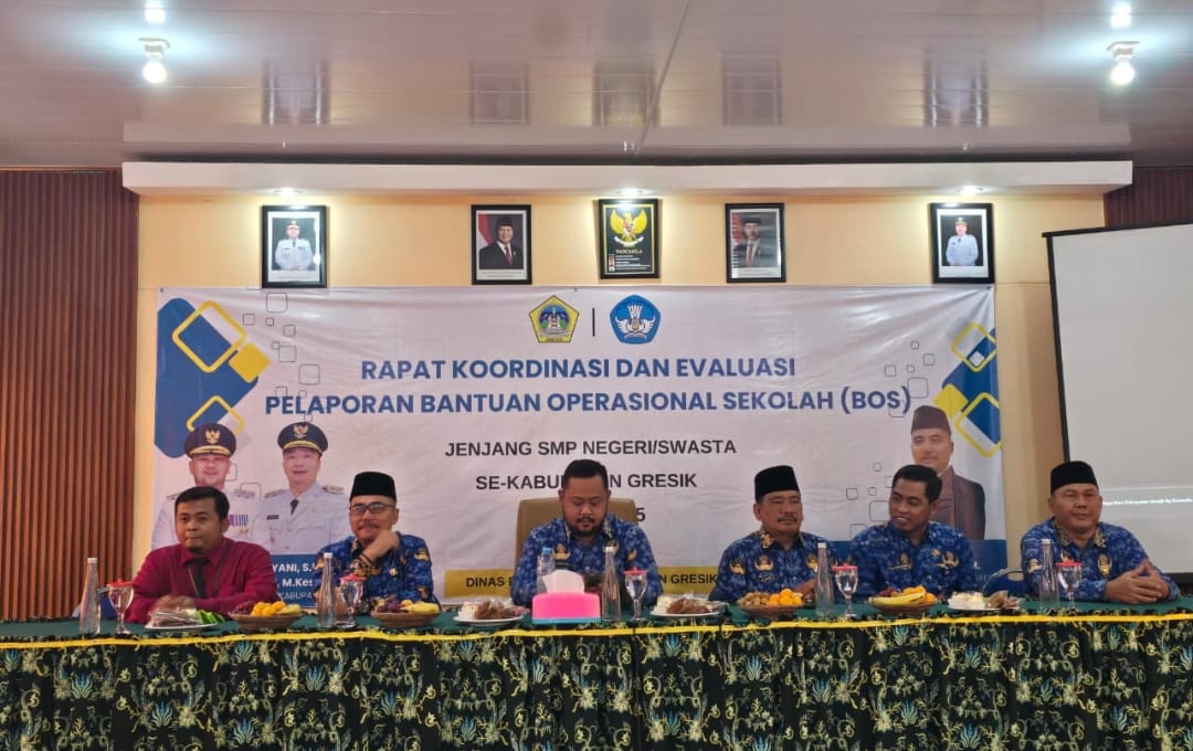 Bupati Gresik Fandi Akhmad Yani memimpin rapat koordinasi dan evaluasi pelaporan BOS bersama Dispendik dan MKKS.