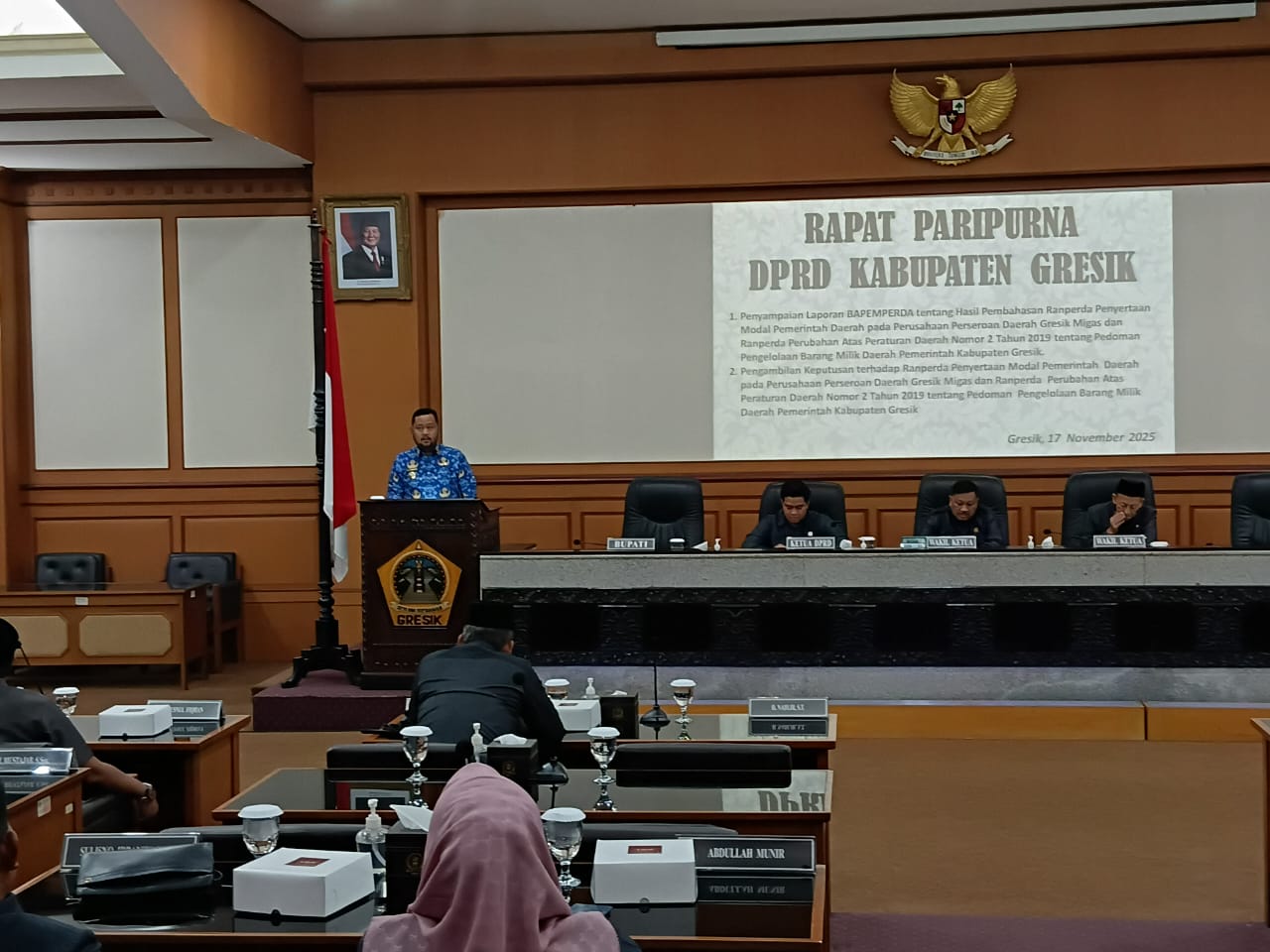 RAPAT : Dua Ranperda disetujui dalam Paripurna DPRD Gresik .