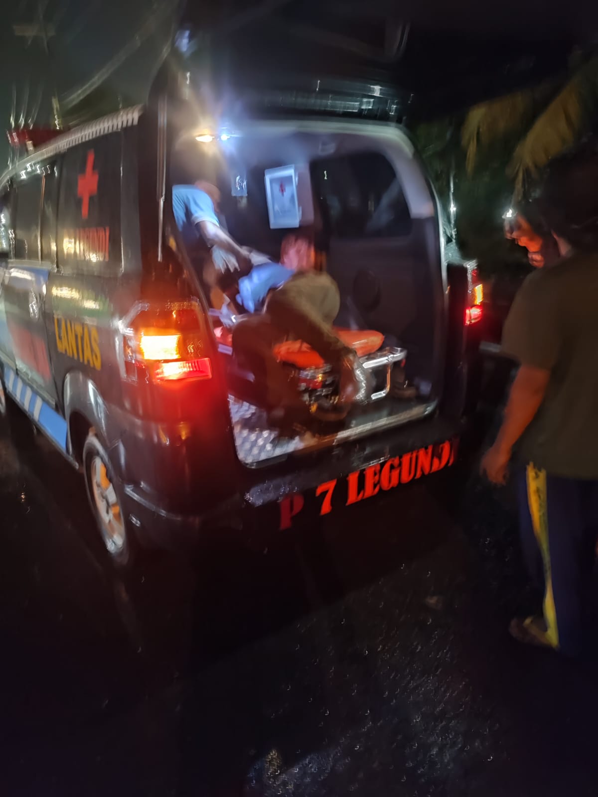DIEVAKUASI : Petugas kepolisian dibantu tim medis mengevakuasi korban kecelakaan di Jalan Raya Dusun Larangan, Kecamatan Driyorejo, Gresik untuk dibawa ke RS Anwar Medika Kabupaten Sidoarjo.