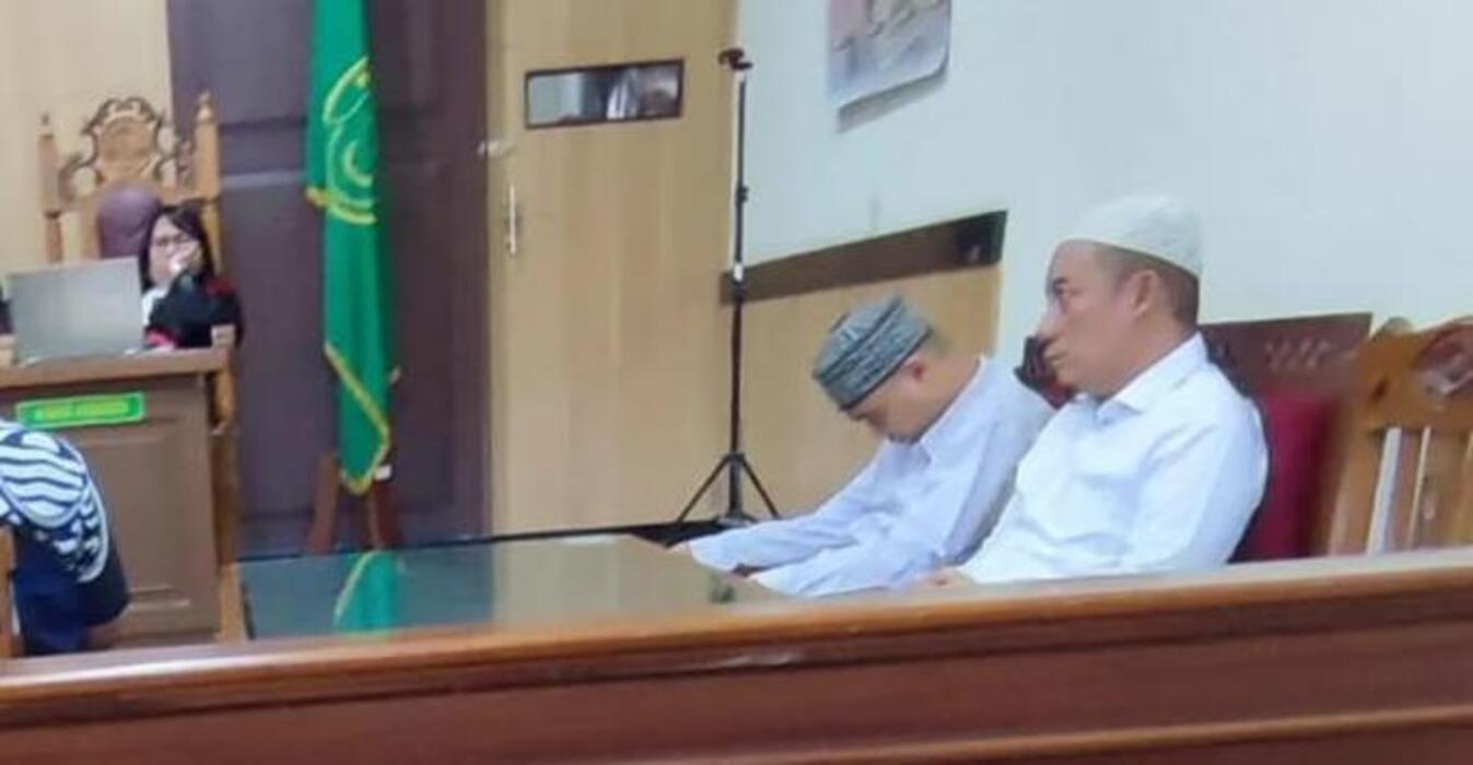 RINGAN : Kedua terdakwa kasus galian C ilegal di vonis lebih ringan dari tuntutan JPU saat sidang di PN Gresik.