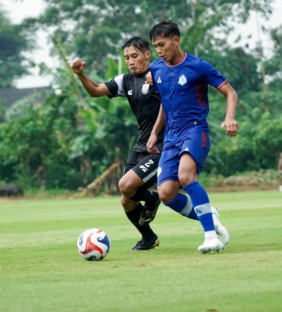 UJI COBA : Tim Gresik United saat uji coba melawan Persika Karanganyar di Lestarindo Sport Garden, Kabupaten Boyolali, Jawa Tengah.