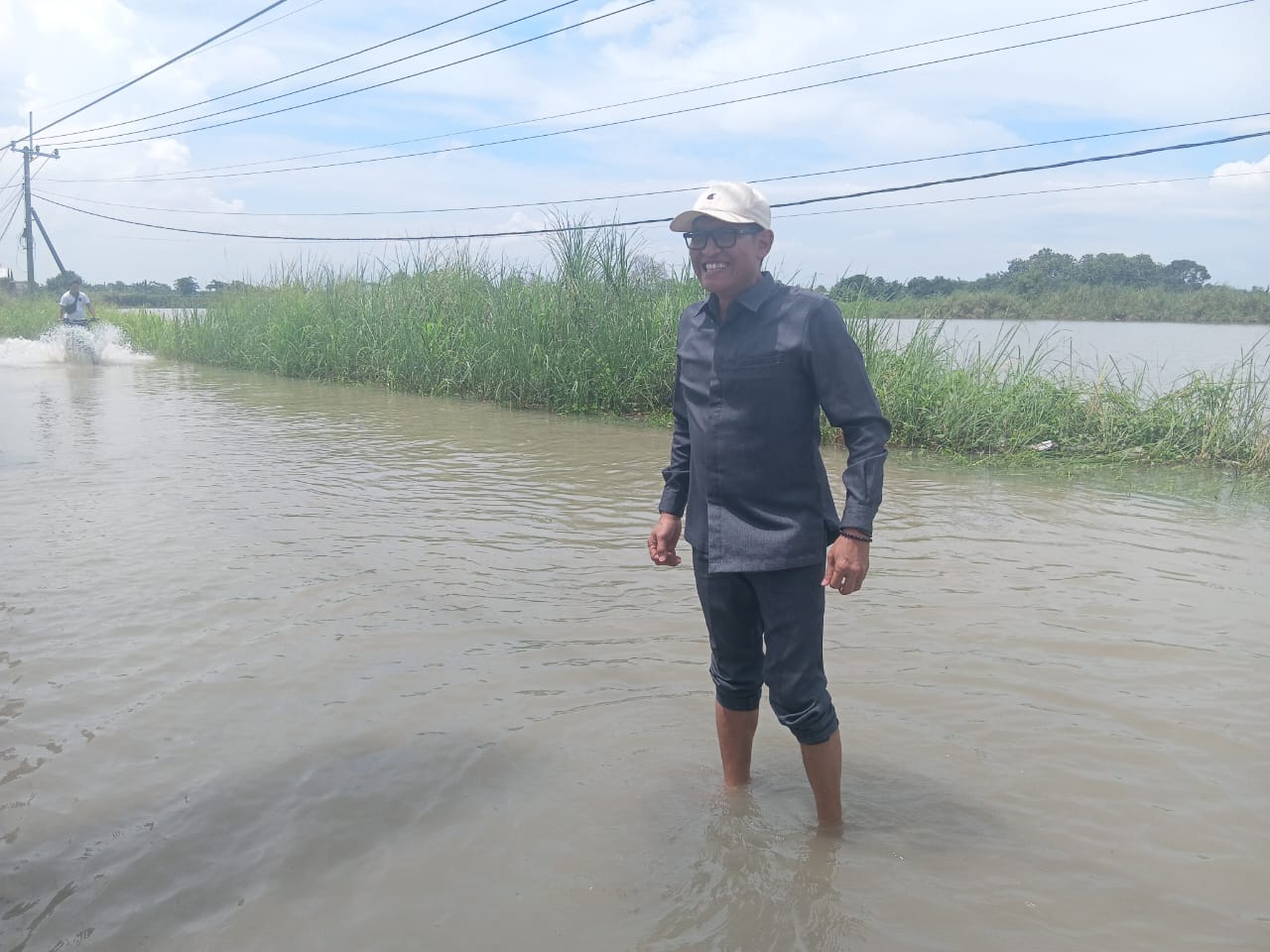 MENYAPA : Wakil Ketua III DPRD Gresik, Abdullah Hamdi saat menyapa masyarakat di Desa Bringkang, Kecamatan Menganti, Gresik.