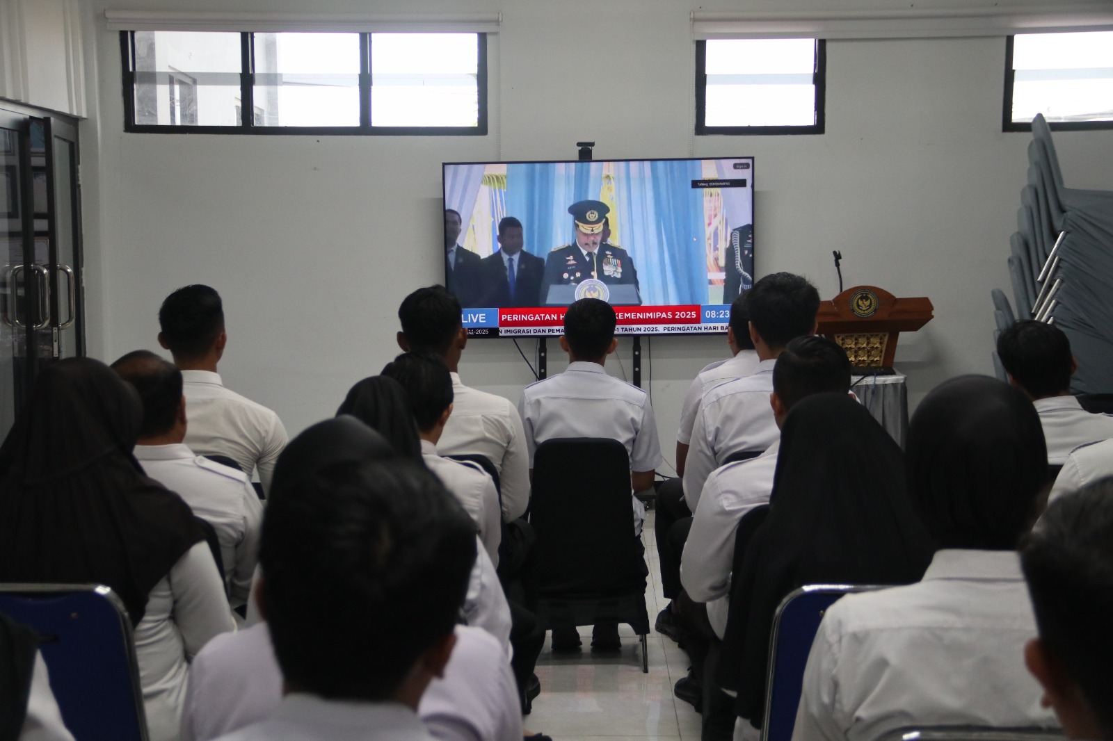 VIRTUAL : Jajaran pegawai Rutan kelas IIB Gresik saat mengikuti upacara Hari Bhakti Kementerian Imigrasi dan Pemasyarakatan Ke-1 Tahun 2025 secara virtual di Rutan Kelas IIB Gresik secara khidmat.