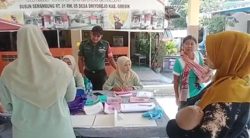 PELAYANAN : Babinsa Driyorejo melihat langsung pelayanan Posyandu Driyorejo Gresik.