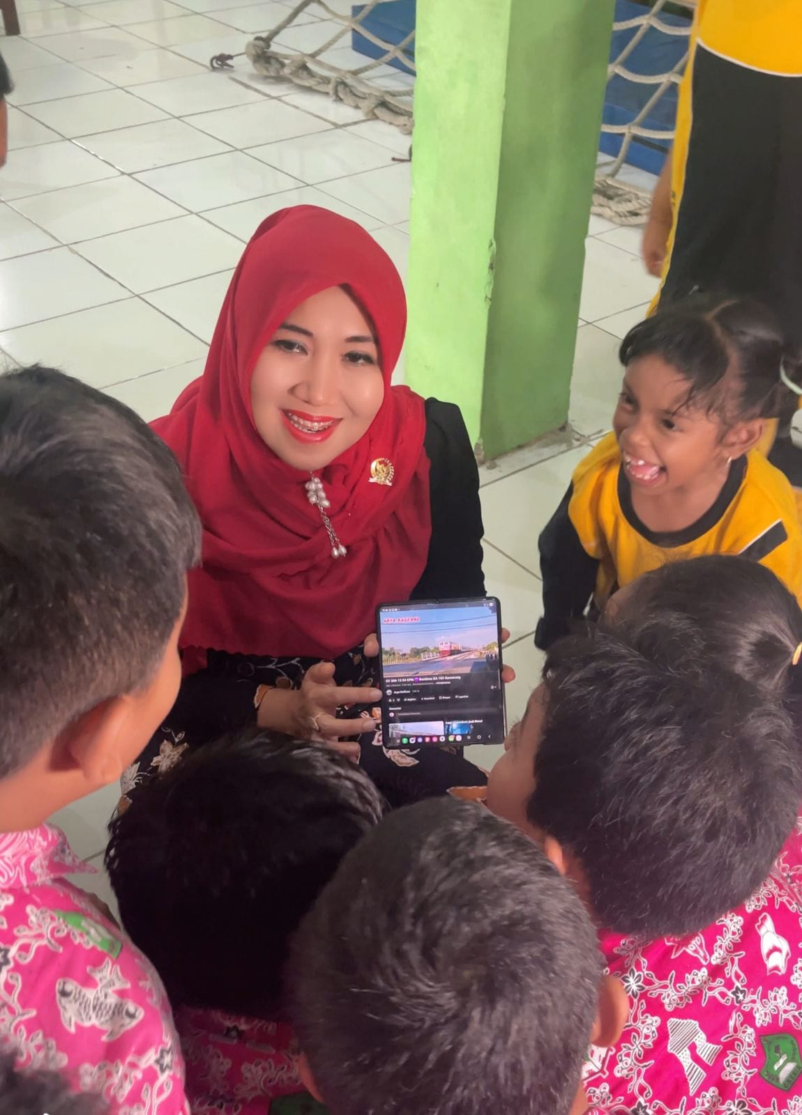 Anggota DPD RI Lia Isthifama bercengkrama dengan siswa kelas inklusi UPT SDN 13 Gresik.