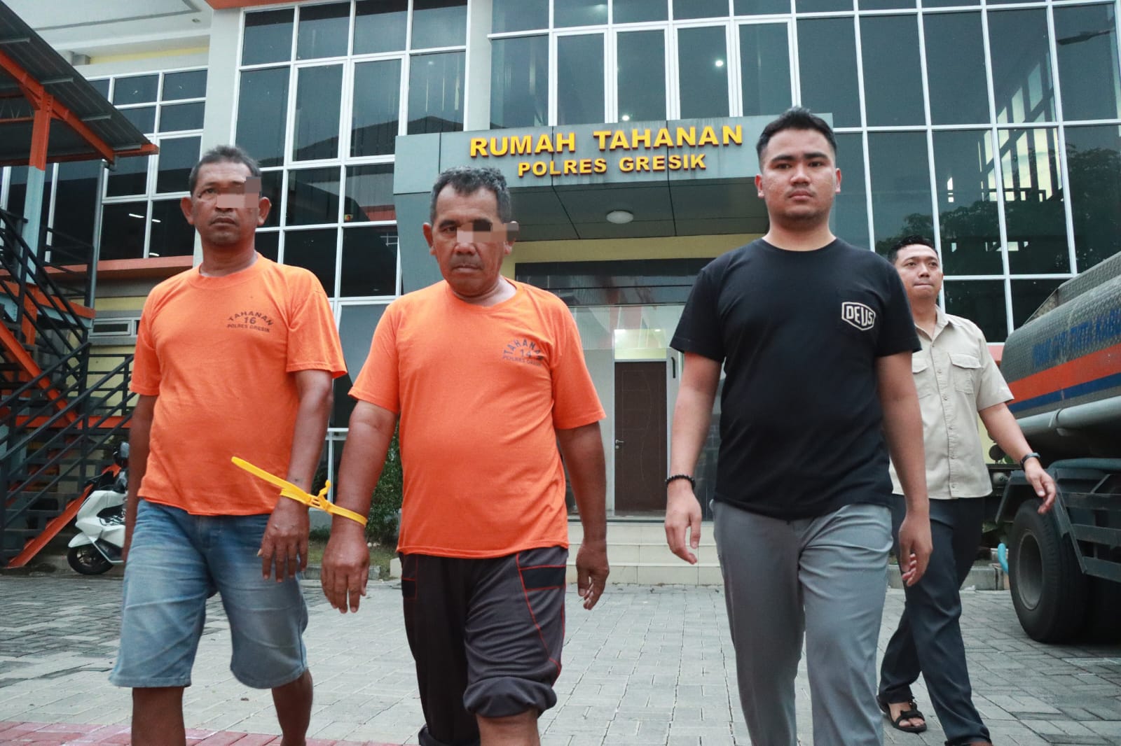 DIAMANKAN : Kedua tersangka inisial SL dan NC saat diamanakan di Mapolres Gresik.