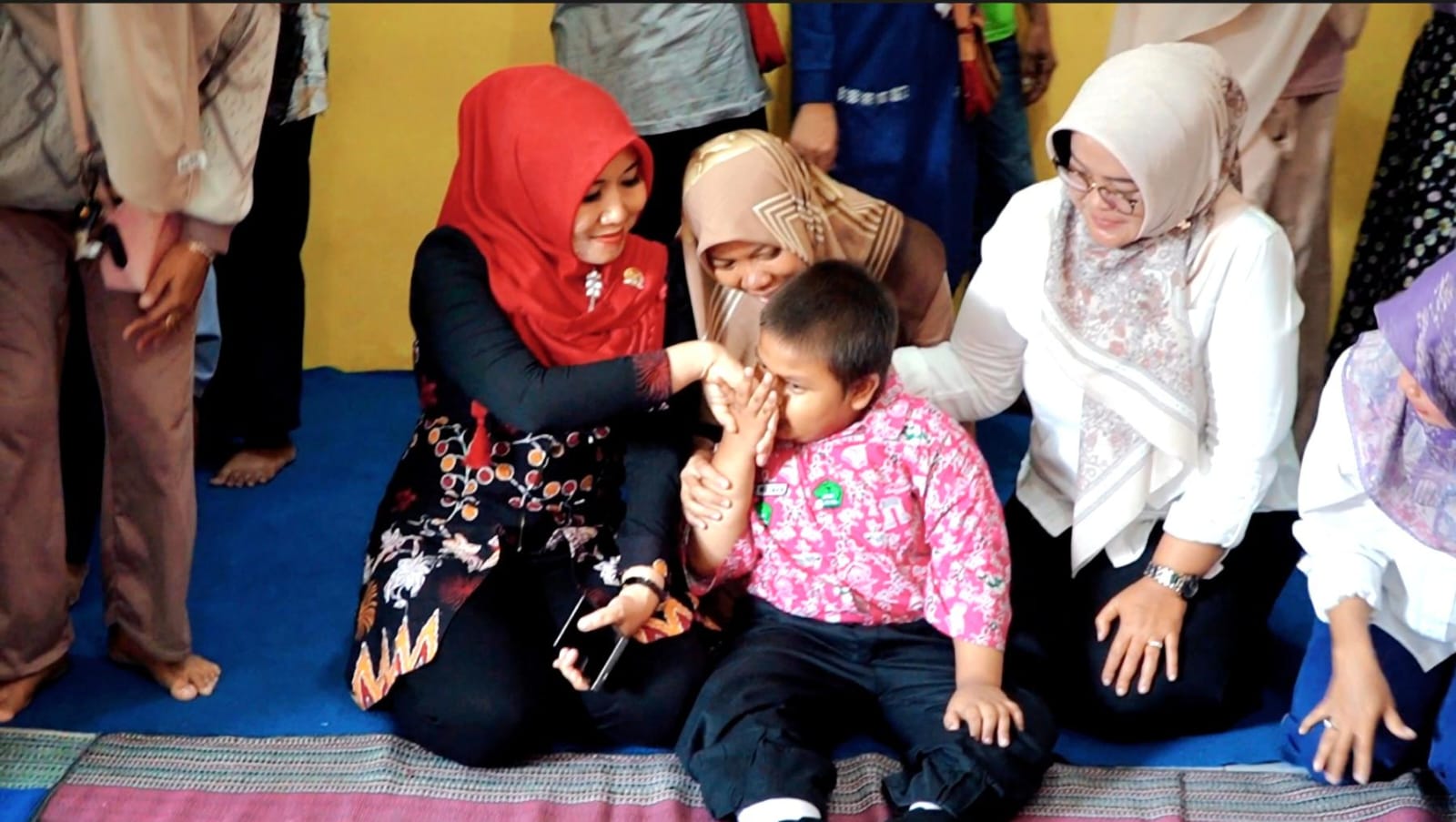 Ning Lia Istifhama betapa lembut dengan anak-anak berkebuhan khusus yang sekolah di SDN 13 Gresik.