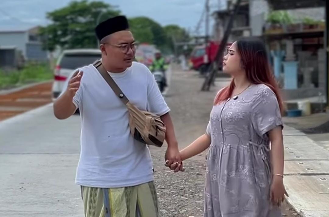 Konten kreator Abah Dimas mengapresiasi pembangunan jalan di wilayah Kabupaten Gresik.