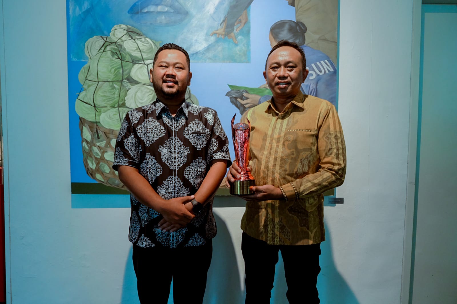 Bupati Gresik, Fandi Akhmad Yani (kiri) dan Kepala Badan Kepegawaian Sumberdaya Manusia (BKPSDM) Pemkab Gresik, Agung Endro Dwi Setyo Utomo berfoto bersama usai menerima anugerah BKN 2025.