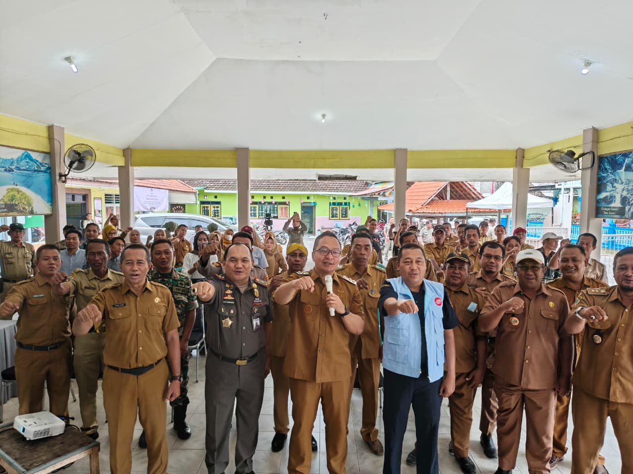 Gempur Rokok Ilegal : Wakil Bupati Gresik, Asluchul Alif bersama Kepala Satpol PP Pemkab Gresik, Agustin Halomoan Sinaga (dua dari kiri) memimpin gerakan gempur rokok ilegal di Bawean.