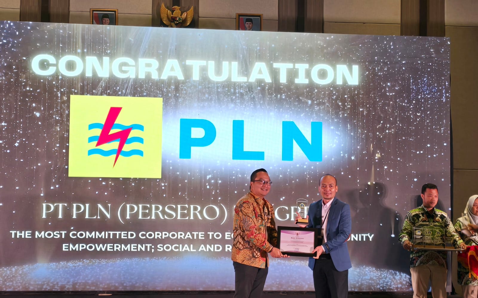 Manager PLN UP3 Gresik, Suhandopo (kanan) menerima penghargaan CSR Award dari Wakil Bupati Gresik.