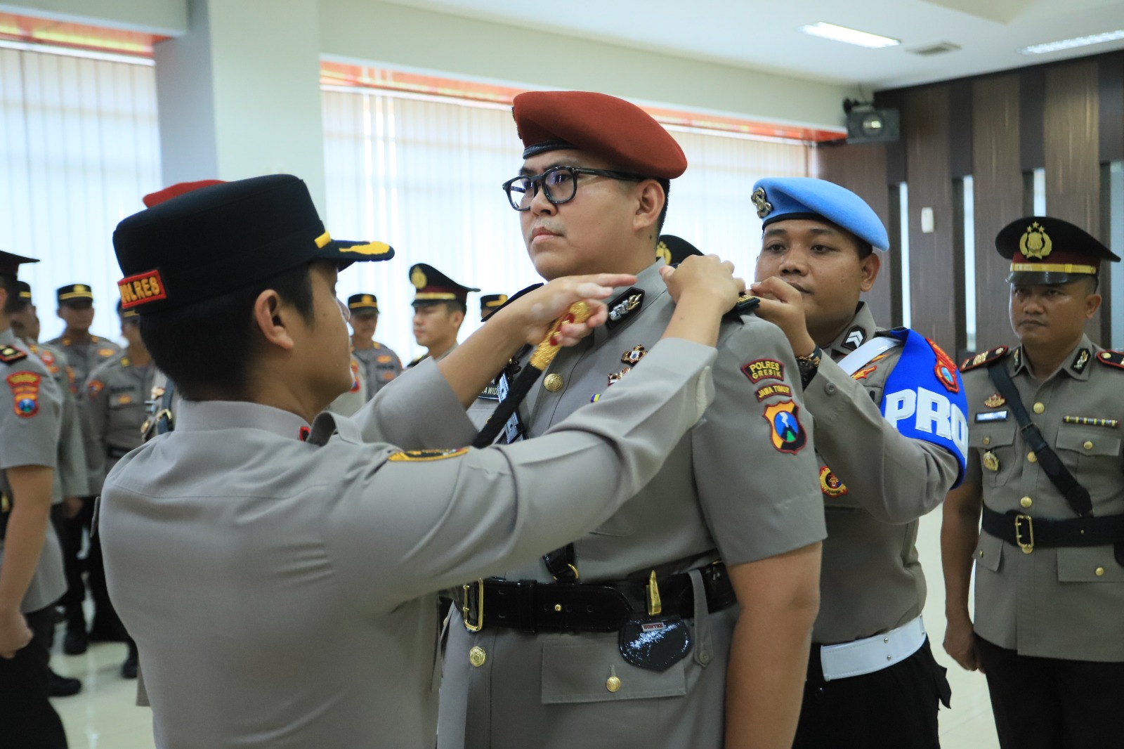 SERTIJAB : Kapolres Gresik AKBP Rovan Mahenu saat memimpin sertijab di jajaran Polres Gresik.