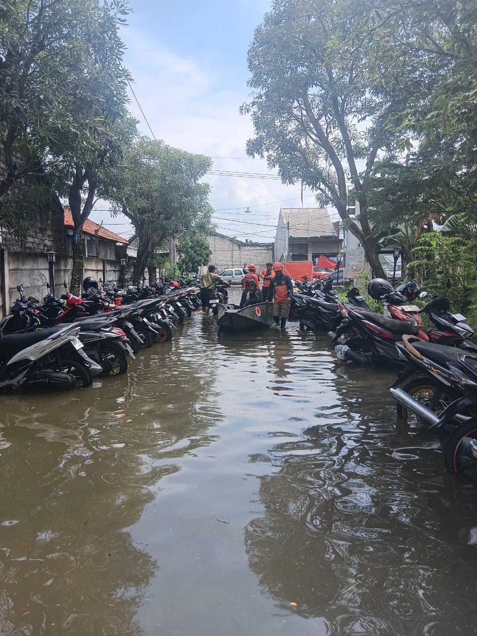 EVAKUASI : Warga Perumahan Graha 2 Menganti, Hissa yang saat evakuasi naik perahu karet BPBD Gresik.