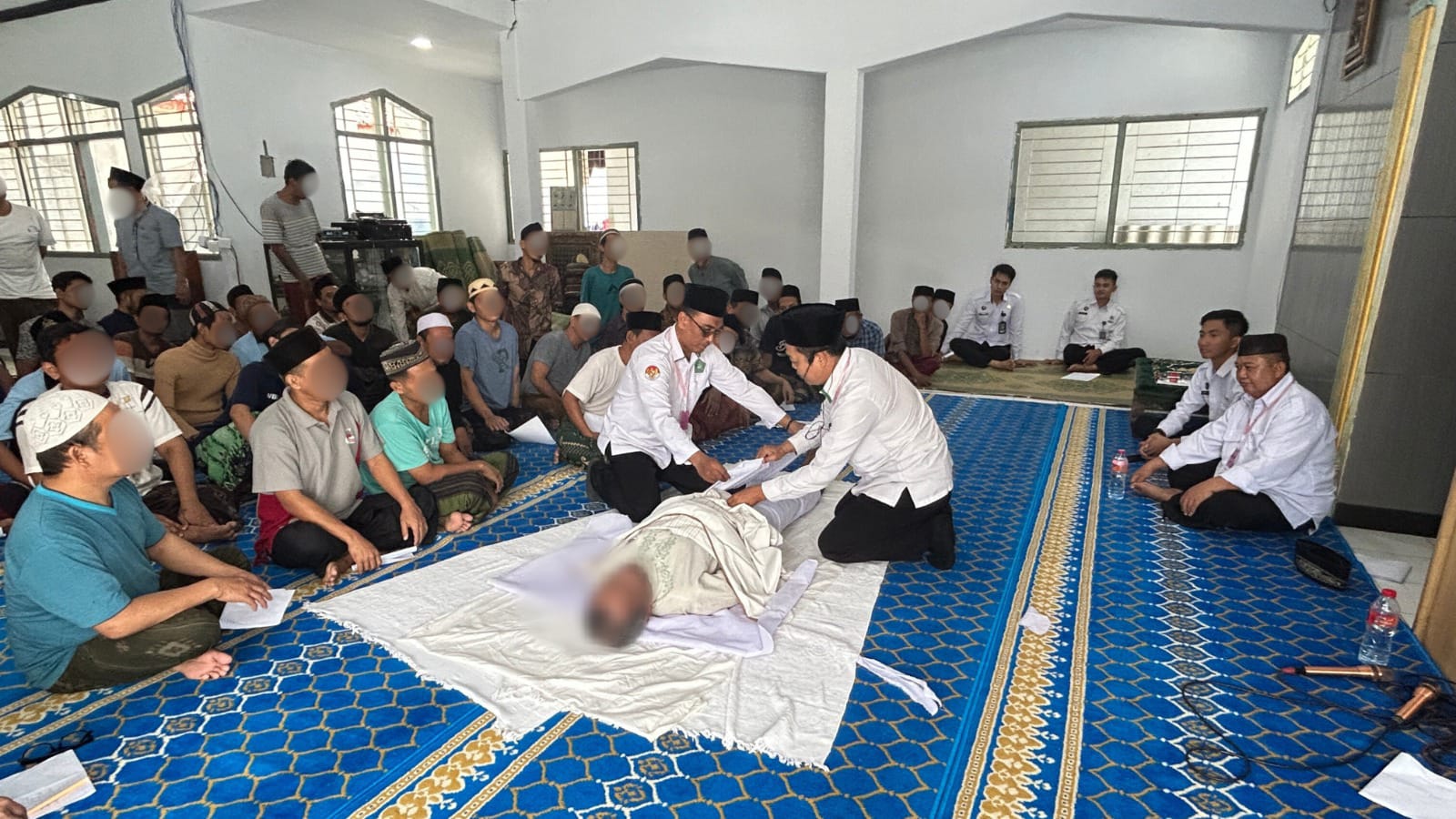 DILATIH : Warga binaan Rutan Kelas IIB Gresik saat dilatih tata cara mengurus dan memandikan Jenazah oleh KUA, Kecamatan Menganti di Masjid At-Taubah Rutan kelas IIB Gresik.