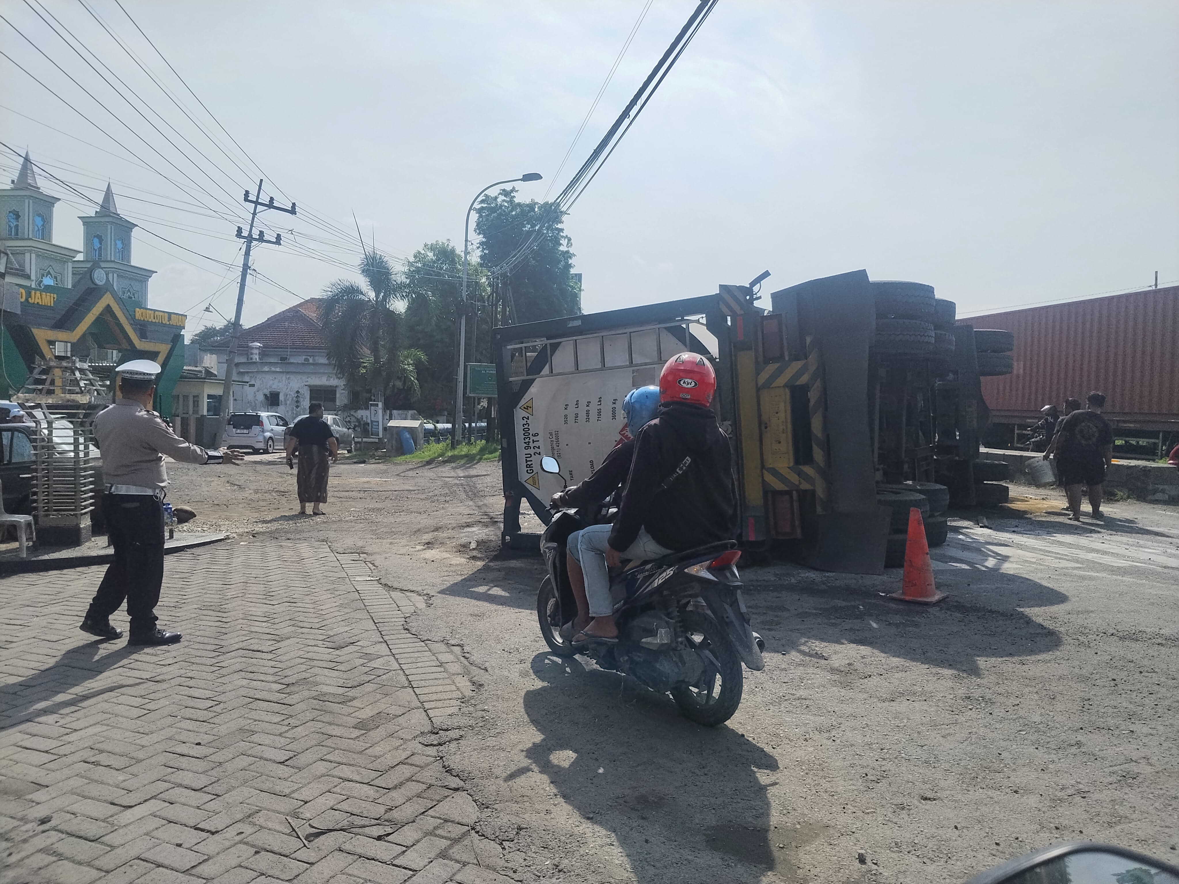 TERGULING : Sebuah truk tangki alaminkecelkaan tunggal hingga terguling di Jalan Raya Ambeng-Ambeng Watangrejo, Kecamatan Duduksampeyan, Gresik.