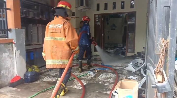 GRESIK &ndash; Sebuah rumah di Perum Cerme Indah, Jalan Pisang 2, Kecamatan Cerme, Gresik, mengalami kebakaran hebat pada Jumat (21/11) siang. Dugaan kuat penyebab kebakaran adalah kelalaian penghuni rumah.