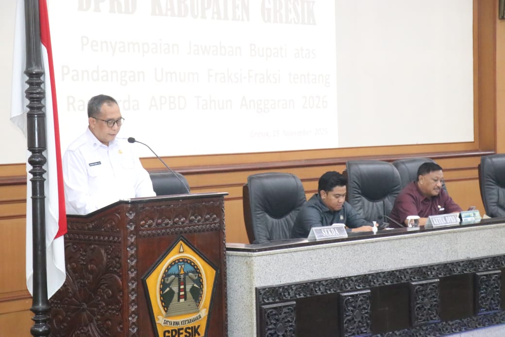SAMPAIKAN : Sekretaris Daerah (Sekda) Gresik, Achmad Washil Miftahul Rachman saat sampaikan jawaban pandangan fraksi terkait APBD 2026