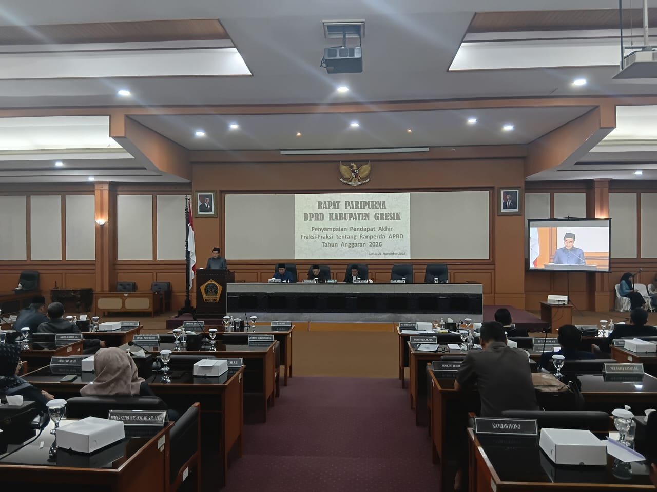 MENYAMPAIKAN : Fraksi PKB DPRD Gresik menyampaikan pendapat akhir fraksi tentang Ranperda APBD 2026.