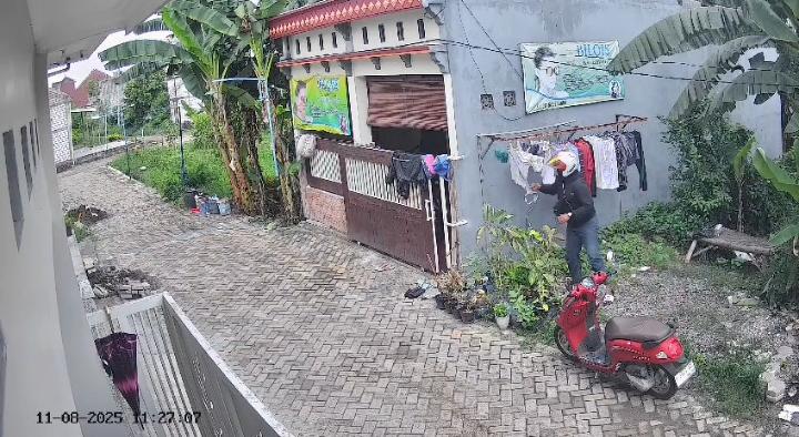 DIAMANKAN : Tersangka inisial RAS saat diamankan di Mapolres Gresik dan Tersngka RAS saat terekam CCTV di lokasi saat melakukan pencurian pakaian dalam wanita milik korban