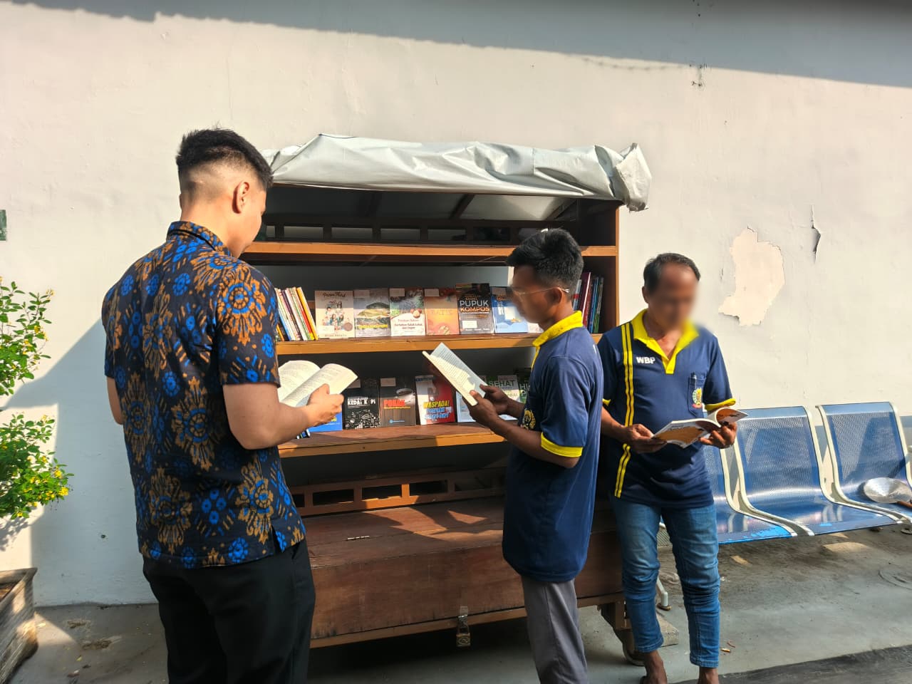 BUDAYA MEMBACA : Warga binaan Rutan Kelas IIB Gresik saat membaca buku di perpustakaan keliling yang disediakan di dalam Rutan sebagai dukungan dalam meningkatkan layanan literasi bagi warga binaan.