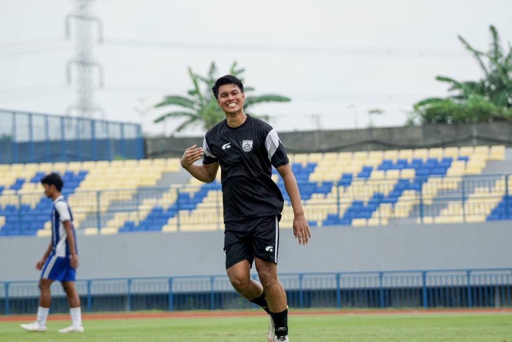 PEMAIN : Penyerang Gresik United, Roy Yusuf Ivansyah saat mencetak gol melawan Persid Jember di Stadion Gelora Joko Samudro, beberapa waktu lalu
