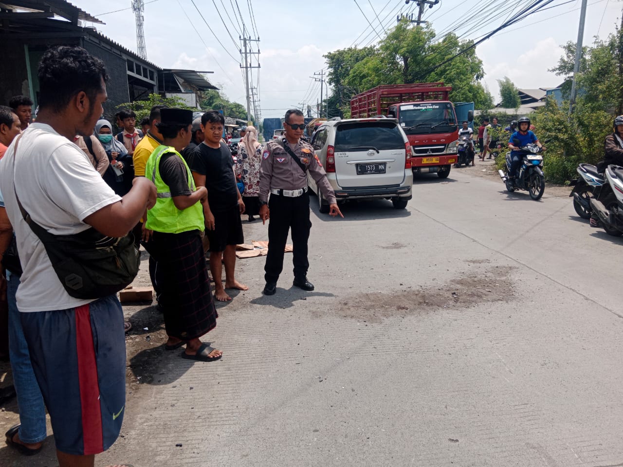 EVAKUASI : Anggota Polsek Menganti saat melakukan evakuasi korban kecelakaan di di Jalan Raya Kutil, Desa Gempol Kurung, Kecamatan Menganti, Gresik.