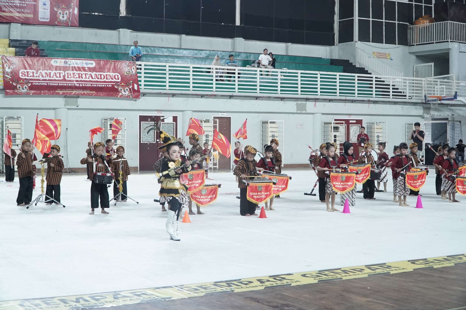 BERLAGA : Para peserta Marching Band saat menunjukkan aksi terbaiknya di lomba Marching Band Kapolres Gresik Cup 2025.