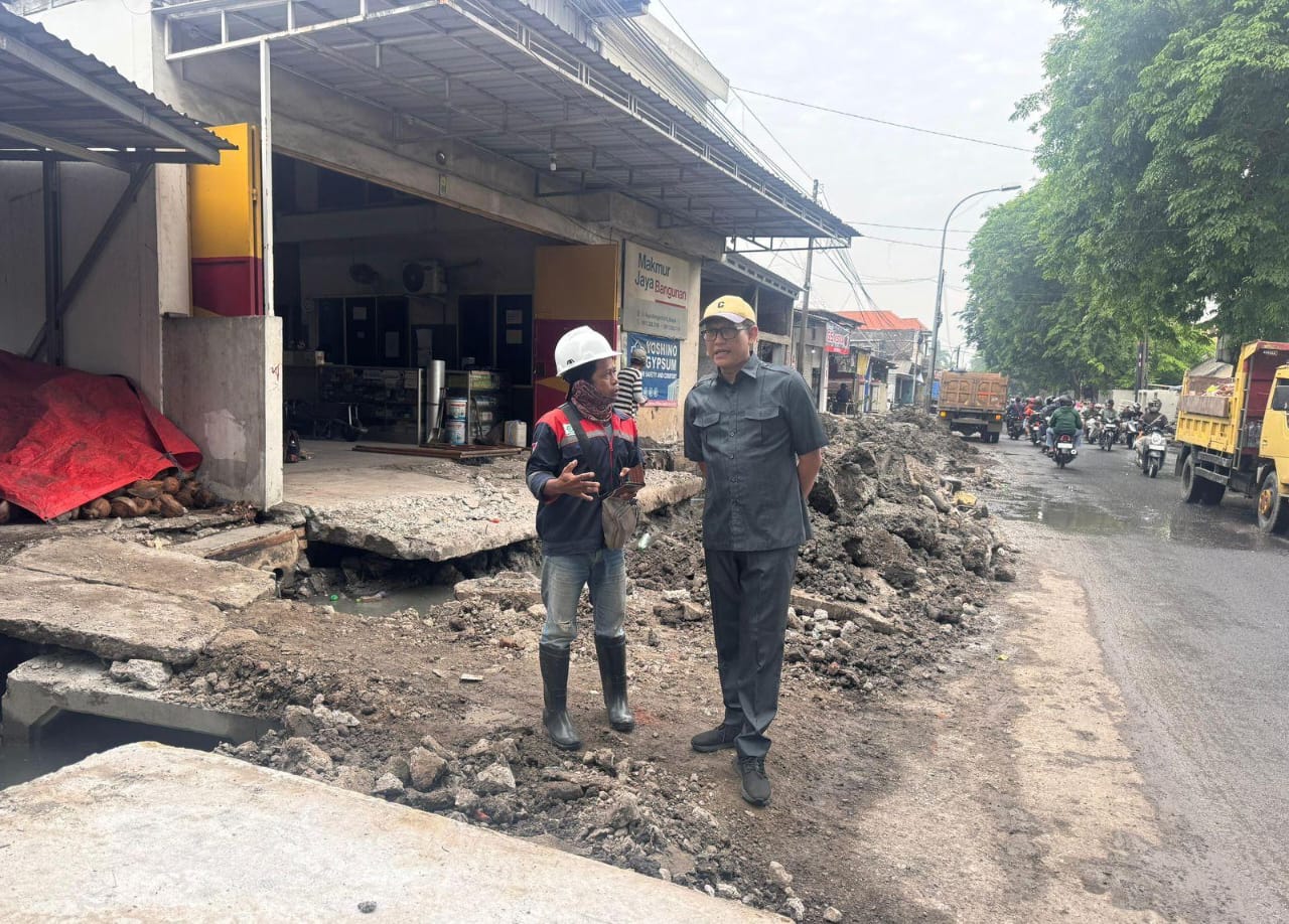 SIDAK : Wakil Ketua III DPRD Gresik Abdullah Hamdi langsung sidak di proyek peningkatan infrastruktur di ruas Jalan Bringkang-Menganti.